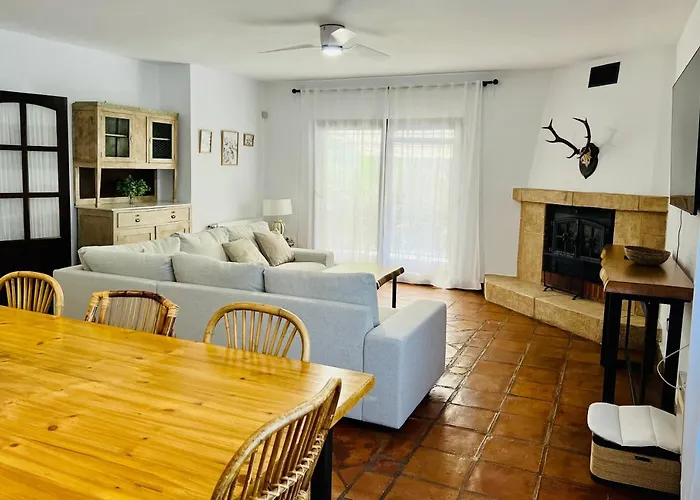 בית נופש Aljaral, Espectacular,piscina,chimenea, Climatizacion, Wifi